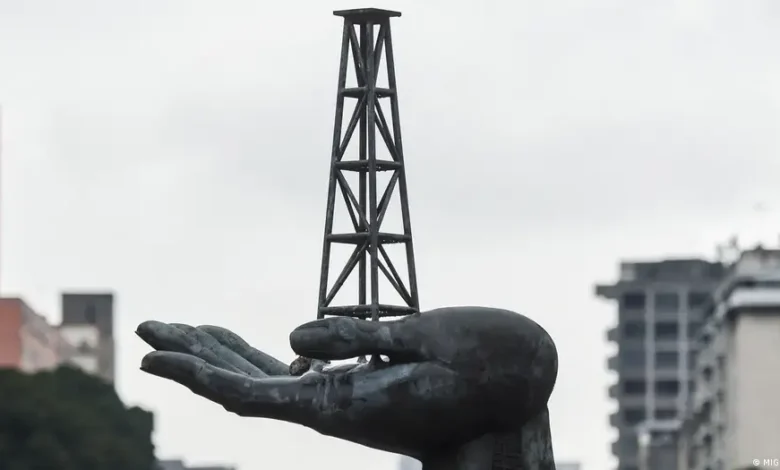 ہماری بڑی امریکی آئل کمپنیاں، جو دنیا میں سب سے بڑی ہیں، وہاں (وینزویلا) جائیں گی، اربوں ڈالر خرچ کریں گی