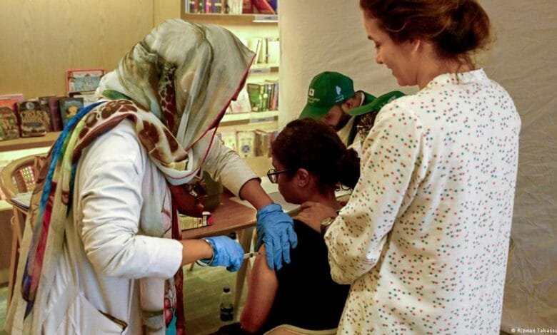 پاکستانی خواتین کے لیے زیادہ روزگار: شہر بہتر یا دیہات؟