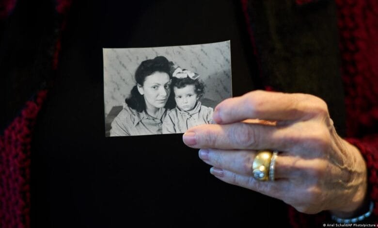 ہولوکاسٹ: والدین کی محبت کی کہانی کم عمر ترین گواہ کی زبانی