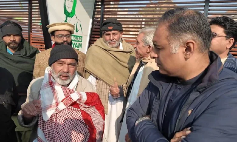 وزیرمملکت بلال اظہر کیانی کا جہلم میں الیکٹرو بس میں شہریوں کے ہمراہ سفر، کیتھ لیب و ترقیاتی منصوبوں کا دورہ