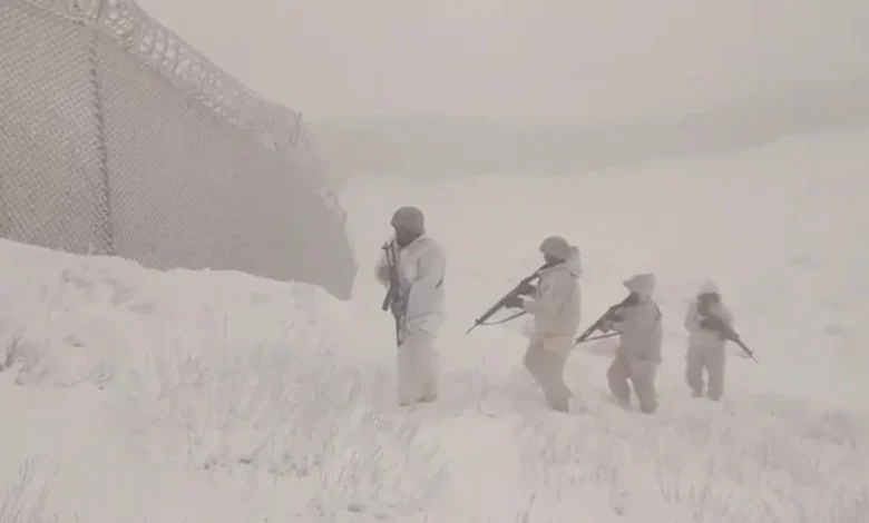 شدید سردی میں بھی پاک فوج کے جوان سرحدوں پر سیسہ پلائی دیوار