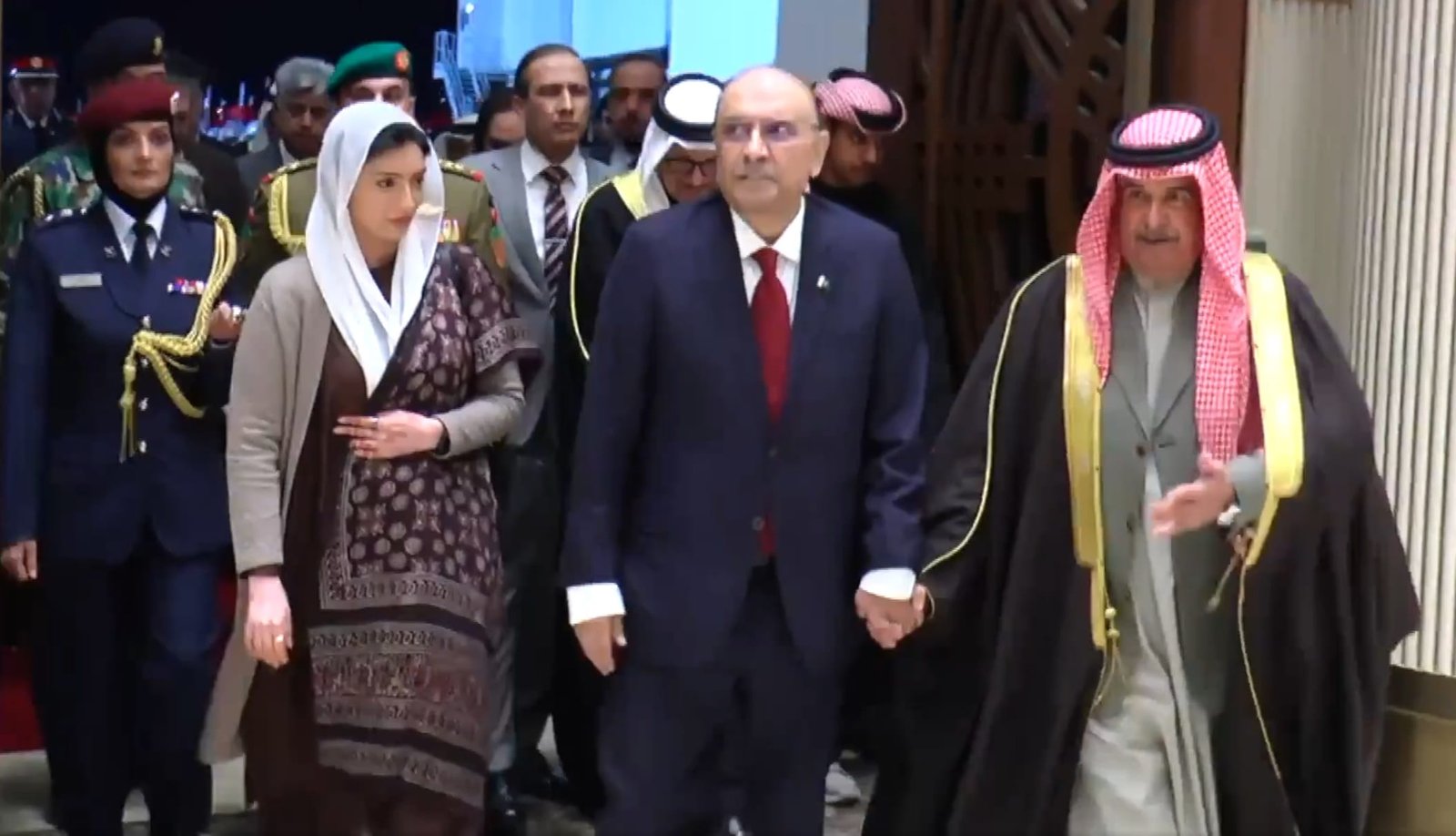 خاتونِ اول آصفہ بھٹو زرداری بھی صدرِ مملکت کے ہمراہ تھیں، جو اس دورے کی سفارتی اہمیت کو مزید اجاگر کرتا ہے