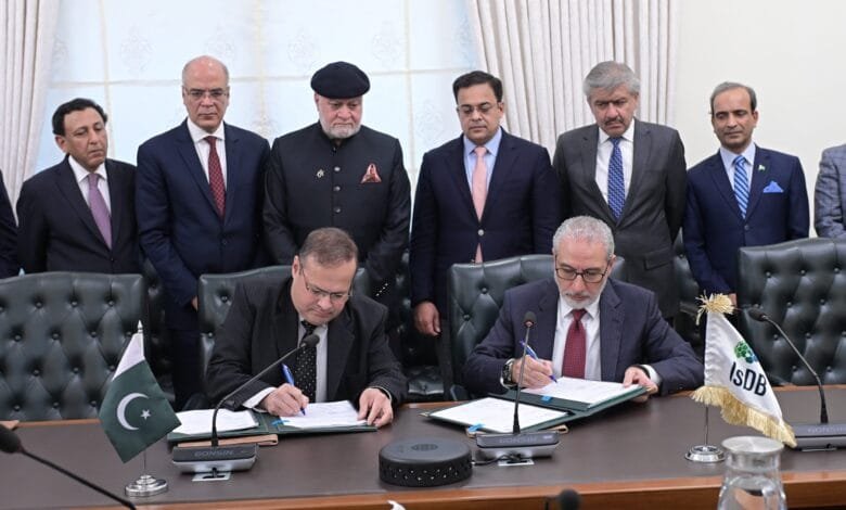 پاکستان اور اسلامی ترقیاتی بینک کے درمیان 603 ملین ڈالر کے تین اہم معاہدوں پر دستخط