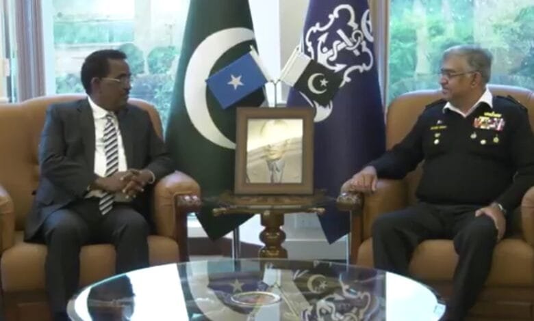 صومالیہ کے وزیر داخلہ و وفاقی امور کی نیول ہیڈکوارٹرز اسلام آباد میں چیف آف دی نیول اسٹاف سے ملاقات