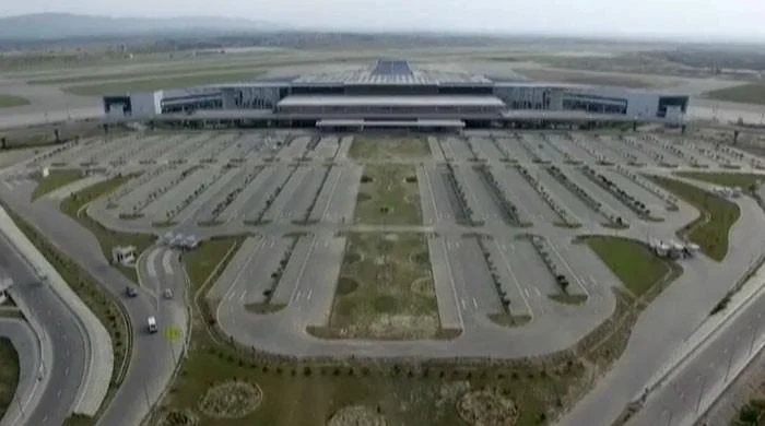 ترقی یا تباہی؟ لاہور اور اسلام آباد میں سڑکوں کی دوڑ، ہریالی کی پسپائی