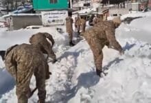 انتہائی سرد موسم میں بھی پاکستان آرمی عوام کی خدمت میں پیش پیش، وادی لیپا میں مثالی امدادی کارروائیاں