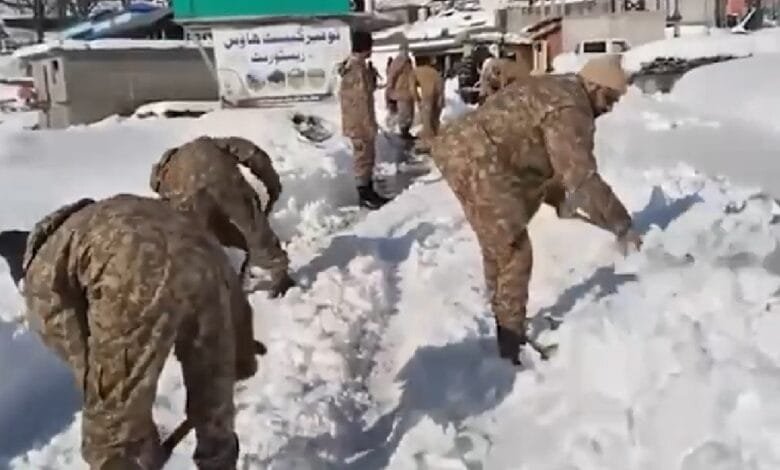 انتہائی سرد موسم میں بھی پاکستان آرمی عوام کی خدمت میں پیش پیش، وادی لیپا میں مثالی امدادی کارروائیاں