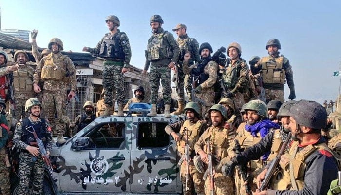 پاک افغان بارڈر فائرنگ: پاک فوج کی مؤثر جوابی کارروائی، افغان طالبان تورخم چھوڑ کر پسپا