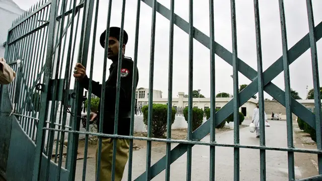 اڈیالہ جیل میں عمران خان کو فراہم سہولیات کی تفصیلی رپورٹ سپریم کورٹ میں جمع، حراستی حالات پر نئی بحث