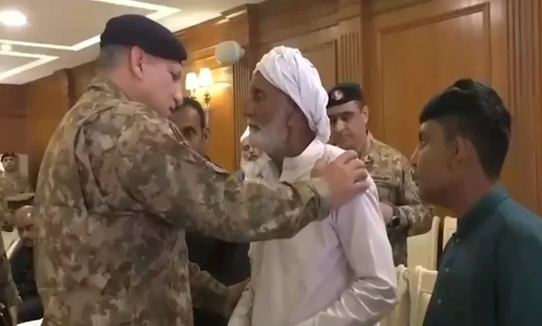 پاکستان کے صوبہ خیبر پختونخوا میں شہدائے پاک فوج کے لواحقین کے اعزاز میں پُروقار تقریب، کور کمانڈر پشاور کا خراجِ عقیدت