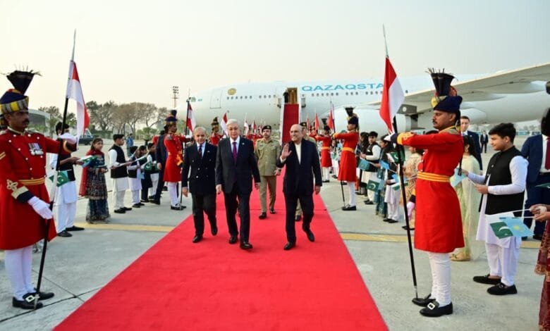 پاک فضائیہ کی شاندار فضائی سلامی، قازقستان کے صدر کا پرتپاک استقبال