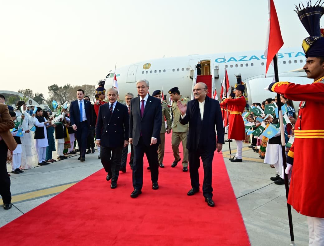 پاک فضائیہ کی شاندار فضائی سلامی، قازقستان کے صدر کا پرتپاک استقبال