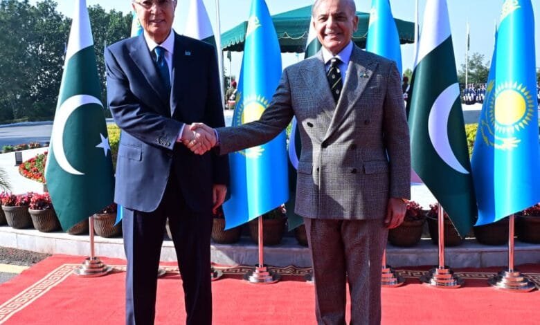 قازقستان کے صدر قاسم جومارت توکایووف کا وزیراعظم ہاؤس آمد پر پرتپاک استقبال