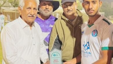 سابق ٹیسٹ کرکٹر صادق محمدگوادر کرکٹ اکیڈمی کے فاسٹ بولر جلیل جے آر کو مین آف دی میچ کا ایوارڈ دے رہے ہیں