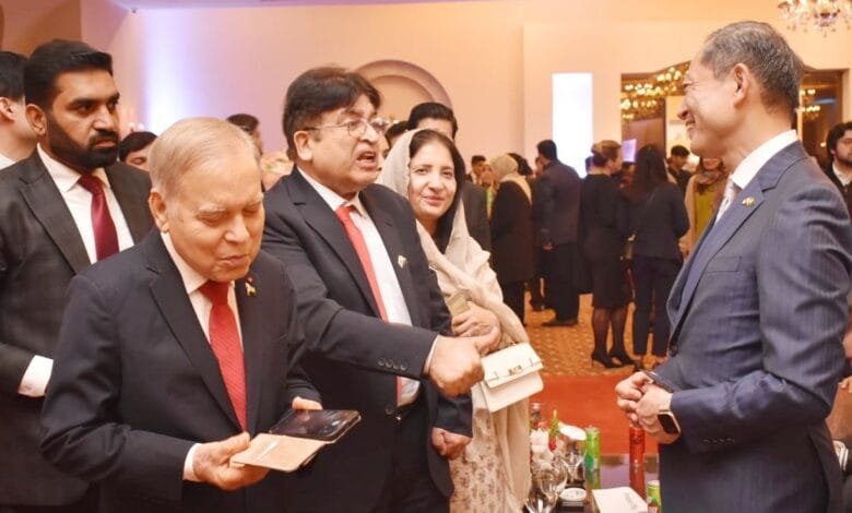 جاپانی شہنشاہ نارو ہیٹو کی 66 ویں سالگرہ ،صدر مملکت نے کیک کاٹا