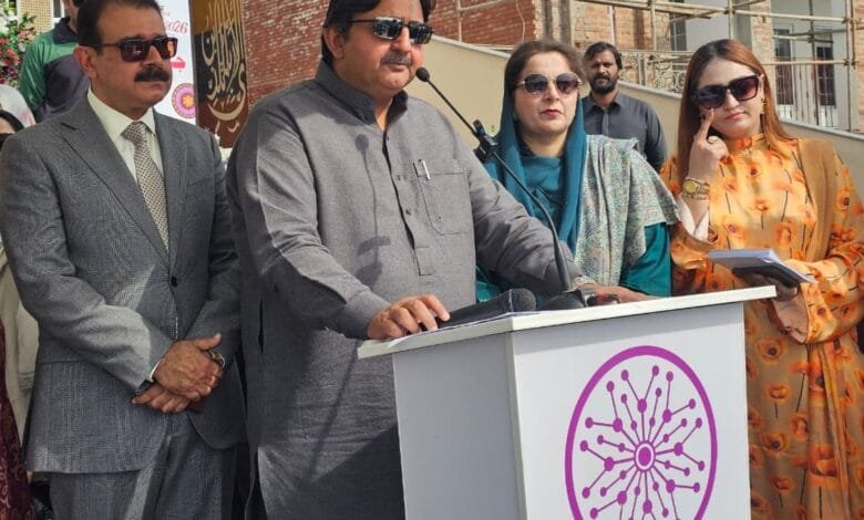 سپیکر پنجاب اسمبلی ملک محمد احمد خاں نے سپیریئر یونیورسٹی فیصل آباد میں اسپورٹس اینڈ کلچر فیسٹیول 2026 کا افتتاح کر دیا، نوجوانوں کو آگے بڑھنے کا پیغام