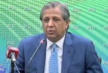 پاکستان کے وزیر قانون اعظم نذیر تارڑ کا کہنا ہے کہ عمران خان کی ایک آنکھ کی بینائی 6 بائے 6 ہے، دوسری 70 فیصد ٹھیک ہے