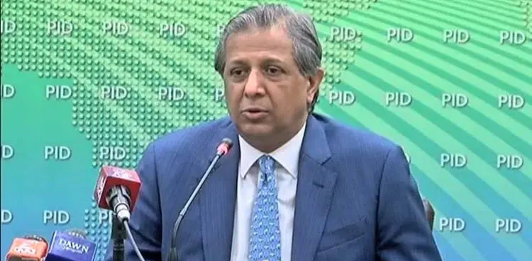 پاکستان کے وزیر قانون اعظم نذیر تارڑ کا کہنا ہے کہ عمران خان کی ایک آنکھ کی بینائی 6 بائے 6 ہے، دوسری 70 فیصد ٹھیک ہے