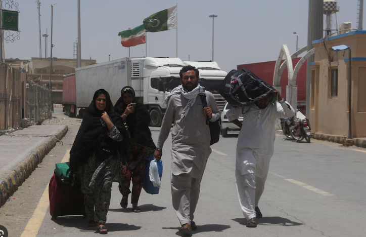 پاکستان اور ایران کے درمیان راہداری نظام کا خاتمہ: سکیورٹی حکمتِ عملی یا سرحدی آبادیوں کے لیے معاشی دھچکا؟