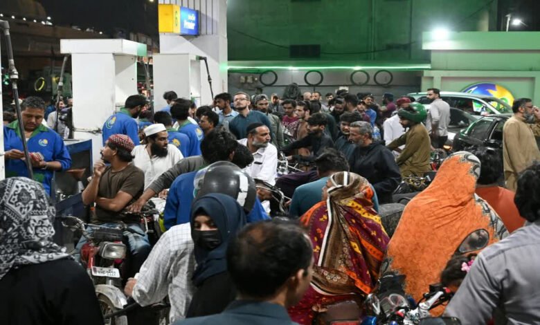 ایران اسرائیل جنگ: پیٹرول کی قلت کی افواہ، ایندھن بھروانے کے لیے رش کے دوران پاکستان میں پٹرول پمپ پر فائرنگ سے ایک شخص ہلاک