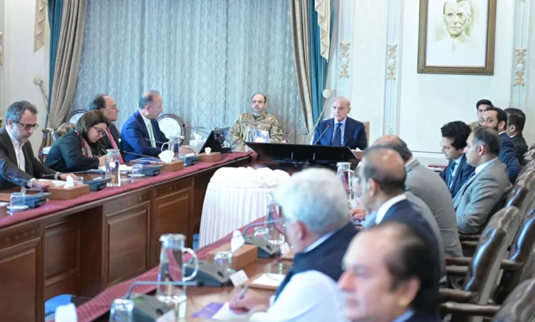 وزیراعظم کی پیٹرولیم مصنوعات کی سمگلنگ، ذخیرہ اندوزی کے خلاف سخت کارروائی کی ہدایت