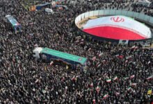 علی لاریجانی کی تہران کے انقلاب اسکوائر پر نماز جنازہ، ہزاروں افراد کی شرکت