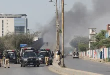 کراچی میں امریکی قونصلیٹ کے باہر خونریز جھڑپیں، کم از کم نو مظاہرین ہلاک، متعدد زخمی