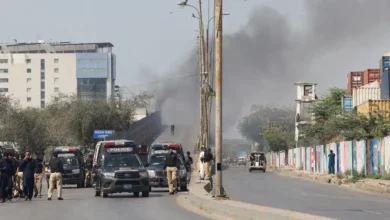 کراچی میں امریکی قونصلیٹ کے باہر خونریز جھڑپیں، کم از کم نو مظاہرین ہلاک، متعدد زخمی