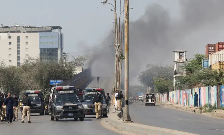 کراچی میں امریکی قونصلیٹ کے باہر خونریز جھڑپیں، کم از کم نو مظاہرین ہلاک، متعدد زخمی