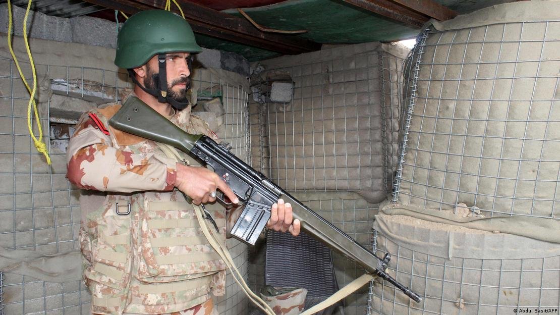 افغان سرحد کے ساتھ چمن کے علاقے میں ایک پاکستانی فوجی چیک پوسٹ پر ڈیوٹی دے رہا ہے