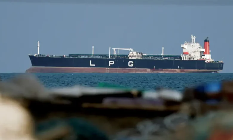 آبنائے ہرمز کی بندش، ایران پر ٹیکس وصولی کا الزام