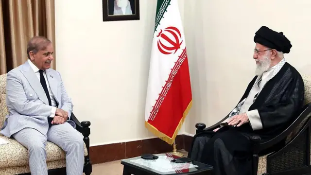 معاشی اور دفاعی ماہرین دونوں ہی اسرائیل اور امریکہ کے ایران کے ساتھ عسکری تصادم کی موجودہ صورت حال کو پاکستان کے لیے براہ راست خطرناک سمجھتے ہیں