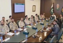 وفاقی وزیر محسن نقوی کی تعلیمی اداروں میں منشیات کے خلاف آگاہی مہم کو مزید مؤثر بنانے کی ہدایت اسلام آباد: وفاقی وزیر داخلہ و انسداد منشیات محسن نقوی نے اینٹی نارکوٹکس فورس (اے این ایف) ہیڈکوارٹر کا دورہ کیا جہاں ان کا استقبال ڈی جی اے این ایف میجر جنرل عبدالمعید نے کیا۔ اس موقع پر وفاقی وزیر نے زیر تعمیر نیشنل کاؤنٹر نارکوٹکس کوآرڈینیشن سینٹر کا بھی معائنہ کیا۔ یہ دورہ ایک اہم موقع پر ہوا جب وفاقی وزیر نے منشیات کے خلاف اقدامات کو مزید مؤثر بنانے کے لیے نئی حکمت عملی کے تحت ضروری ہدایات دیں۔ وفاقی وزیر کا دورہ اور انسداد منشیات کے حوالے سے اقدامات محسن نقوی نے اے این ایف ہیڈکوارٹر میں ایک اہم اجلاس کی صدارت بھی کی، جس میں انسداد منشیات کے سلسلے میں جاری کارروائیوں، مستقبل کی حکمت عملی اور تعلیمی اداروں میں منشیات کے استعمال کے خلاف آگاہی مہم پر تفصیلی تبادلہ خیال کیا گیا۔ وفاقی وزیر نے اجلاس سے خطاب کرتے ہوئے کہا کہ نئی نسل کو منشیات کی لعنت سے بچانے کے لیے ہر سطح پر بھرپور کریک ڈاؤن جاری رکھا جائے گا۔ انہوں نے واضح طور پر ہدایت کی کہ تعلیمی اداروں میں منشیات کے استعمال کے خلاف آگاہی مہم کو مزید مؤثر بنایا جائے تاکہ نوجوانوں کو اس خطرے سے آگاہ کیا جا سکے اور انہیں منشیات سے دور رکھا جا سکے۔ تعلیمی اداروں میں آگاہی مہم کو مزید مؤثر بنانے کی ہدایت وفاقی وزیر نے تعلیمی اداروں میں منشیات کے استعمال کی روک تھام کے لیے خصوصی اقدامات کی ضرورت پر زور دیا۔ ان کا کہنا تھا کہ تعلیمی ادارے ہمارے معاشرتی ڈھانچے کا ایک اہم حصہ ہیں اور یہاں پر منشیات کے بارے میں آگاہی پیدا کرنا نوجوان نسل کو اس مسئلے سے بچانے میں اہم کردار ادا کر سکتا ہے۔ وفاقی وزیر نے اے این ایف کو ہدایت کی کہ وہ تعلیمی اداروں میں منشیات کے حوالے سے آگاہی فراہم کرنے کے لیے پروگرامز اور ورکشاپس کا انعقاد کریں تاکہ طلباء و طالبات میں منشیات کے منفی اثرات سے متعلق آگاہی پیدا کی جا سکے۔ انسداد منشیات کے سلسلے میں اے این ایف کی کارکردگی کو سراہا محسن نقوی نے کم وسائل اور محدود افرادی قوت کے باوجود اے این ایف کی انسداد منشیات کے سلسلے میں کی جانے والی مؤثر کارروائیوں کو سراہا۔ انہوں نے کہا کہ اے این ایف کے اہلکاروں کی محنت اور قربانیاں قابل تحسین ہیں اور ان کی بدولت منشیات کے خلاف جنگ میں اہم کامیابیاں حاصل ہوئی ہیں۔ وفاقی وزیر نے کہا کہ اے این ایف نے نہ صرف ملک کے اندر منشیات کے دھندے کا قلع قمع کرنے کے لیے کام کیا ہے، بلکہ بین الاقوامی سطح پر بھی پاکستان کی ساکھ کو بہتر بنایا ہے۔ شہید اہلکاروں کے درجات کی بلندی کے لیے دعا اجلاس کے دوران، اے این ایف کے حال ہی میں شہید ہونے والے 6 اہلکاروں کے درجات کی بلندی کے لیے دعا بھی کی گئی۔ وفاقی وزیر نے کہا کہ اے این ایف کے اہلکاروں نے اپنی جانوں کا نذرانہ پیش کر کے ملک کی خدمت کی ہے اور ان کی قربانیوں کو ہمیشہ یاد رکھا جائے گا۔ انہوں نے کہا کہ حکومت انسداد منشیات کے محاذ پر اپنے اہلکاروں کی حمایت جاری رکھے گی اور ان کی فلاح و بہبود کے لیے ہر ممکن قدم اٹھایا جائے گا۔ اے این ایف کی کارکردگی، آپریشنز اور سزا کی شرح اجلاس میں اے این ایف کی کارکردگی، جاری آپریشنز اور اس حوالے سے حاصل ہونے والی کامیابیوں پر بھی تفصیلی بریفنگ دی گئی۔ بریفنگ میں بتایا گیا کہ منشیات کے جرائم میں سزا کی شرح 82 فیصد تک پہنچ چکی ہے، جو کہ ایک اہم پیشرفت ہے۔ اس کے علاوہ، اے این ایف نے منشیات کی غیر قانونی تجارت میں ملوث 22 ملکی اور 9 غیر ملکی ڈرگ ٹریفکنگ تنظیموں کو توڑا ہے، جو کہ اس محاذ پر ایک بڑی کامیابی ہے۔ پوپی کی فصل کی کاشت کو تلف کرنے کے اقدامات اجلاس میں پوپی کی فصل کی کاشت کو تلف کرنے کے حوالے سے بھی ایک اہم بریفنگ دی گئی۔ اے این ایف نے بتایا کہ پوپی کی فصل کی کاشت کی روک تھام کے لیے مختلف اقدامات کیے جا رہے ہیں، جس کے تحت زمینوں پر چھاپے مارے جا رہے ہیں اور کسانوں کو اس کے منفی اثرات سے آگاہ کیا جا رہا ہے۔ وفاقی وزیر نے ان اقدامات کی تعریف کی اور اے این ایف کو مزید مضبوط بنانے کی ضرورت پر زور دیا تاکہ پوپی کی فصل کی کاشت کی روک تھام میں مزید کامیابیاں حاصل کی جا سکیں۔ اے این ایف فاؤنڈیشن کا قیام اجلاس کے دوران، اے این ایف کے ملازمین کی فلاح و بہبود کے لیے "اے این ایف فاؤنڈیشن" کے قیام کی اصولی منظوری بھی دی گئی۔ اس فاؤنڈیشن کے قیام کا مقصد اے این ایف کے اہلکاروں کی زندگی کے مختلف پہلوؤں پر کام کرنا اور ان کی معاشی، سماجی اور طبی ضروریات کو پورا کرنا ہے۔ محسن نقوی نے کہا کہ یہ فاؤنڈیشن اے این ایف کے اہلکاروں کے لیے ایک تحفہ ہے جو اپنے فرائض کی انجام دہی کے دوران مشکلات کا سامنا کرتے ہیں۔ مستقبل کی حکمت عملی اور اقدامات محسن نقوی نے اس موقع پر انسداد منشیات کی پالیسیوں کو مزید مؤثر بنانے کے لیے مستقبل کی حکمت عملی پر بھی گفتگو کی۔ انہوں نے کہا کہ حکومت منشیات کے خلاف جنگ میں اپنے تمام اداروں کو مضبوط کرے گی اور اس مسئلے کے حل کے لیے عالمی سطح پر تعاون بڑھائے گی۔ وفاقی وزیر نے اے این ایف کے حکام کو ہدایت کی کہ وہ اپنے آپریشنز کو مزید مؤثر بنائیں اور منشیات کے خلاف معاشرتی شعور بڑھانے کے لیے جدید ٹیکنالوجی کا استعمال کریں۔ اختتامیہ محسن نقوی کا کہنا تھا کہ منشیات کے خلاف جنگ میں تمام اداروں کا تعاون ضروری ہے اور حکومت اس بات کو یقینی بنائے گی کہ اس جنگ میں کسی قسم کی کمی نہ ہو۔ انہوں نے کہا کہ پاکستان میں منشیات کے استعمال کو ختم کرنے کے لیے حکومت کی تمام کوششیں جاری رہیں گی اور اس مقصد کے لیے عوامی سطح پر آگاہی مہم کو مزید تیز کیا جائے گا۔ "نئی نسل کو منشیات کے خطرات سے بچانا ہمارا اولین فرض ہے اور اس کے لیے تمام وسائل کو بروئے کار لایا جائے گا۔" وفاقی وزیر نے کہا کہ ملک بھر میں منشیات کے خلاف آگاہی مہم کو مزید مؤثر بنایا جائے گا تاکہ نوجوانوں کو اس لعنت سے بچایا جا سکے۔ انہوں نے اے این ایف کے اہلکاروں کو خراج تحسین پیش کیا اور کہا کہ ان کی قربانیاں اور محنت کبھی رائیگاں نہیں جائیں گی۔ "ہم سب مل کر اس لعنت کو ختم کریں گے اور ایک منشیات سے پاک پاکستان کا خواب حقیقت بنائیں گے۔"