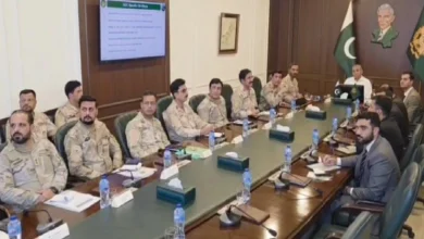 وفاقی وزیر محسن نقوی کی تعلیمی اداروں میں منشیات کے خلاف آگاہی مہم کو مزید مؤثر بنانے کی ہدایت اسلام آباد: وفاقی وزیر داخلہ و انسداد منشیات محسن نقوی نے اینٹی نارکوٹکس فورس (اے این ایف) ہیڈکوارٹر کا دورہ کیا جہاں ان کا استقبال ڈی جی اے این ایف میجر جنرل عبدالمعید نے کیا۔ اس موقع پر وفاقی وزیر نے زیر تعمیر نیشنل کاؤنٹر نارکوٹکس کوآرڈینیشن سینٹر کا بھی معائنہ کیا۔ یہ دورہ ایک اہم موقع پر ہوا جب وفاقی وزیر نے منشیات کے خلاف اقدامات کو مزید مؤثر بنانے کے لیے نئی حکمت عملی کے تحت ضروری ہدایات دیں۔ وفاقی وزیر کا دورہ اور انسداد منشیات کے حوالے سے اقدامات محسن نقوی نے اے این ایف ہیڈکوارٹر میں ایک اہم اجلاس کی صدارت بھی کی، جس میں انسداد منشیات کے سلسلے میں جاری کارروائیوں، مستقبل کی حکمت عملی اور تعلیمی اداروں میں منشیات کے استعمال کے خلاف آگاہی مہم پر تفصیلی تبادلہ خیال کیا گیا۔ وفاقی وزیر نے اجلاس سے خطاب کرتے ہوئے کہا کہ نئی نسل کو منشیات کی لعنت سے بچانے کے لیے ہر سطح پر بھرپور کریک ڈاؤن جاری رکھا جائے گا۔ انہوں نے واضح طور پر ہدایت کی کہ تعلیمی اداروں میں منشیات کے استعمال کے خلاف آگاہی مہم کو مزید مؤثر بنایا جائے تاکہ نوجوانوں کو اس خطرے سے آگاہ کیا جا سکے اور انہیں منشیات سے دور رکھا جا سکے۔ تعلیمی اداروں میں آگاہی مہم کو مزید مؤثر بنانے کی ہدایت وفاقی وزیر نے تعلیمی اداروں میں منشیات کے استعمال کی روک تھام کے لیے خصوصی اقدامات کی ضرورت پر زور دیا۔ ان کا کہنا تھا کہ تعلیمی ادارے ہمارے معاشرتی ڈھانچے کا ایک اہم حصہ ہیں اور یہاں پر منشیات کے بارے میں آگاہی پیدا کرنا نوجوان نسل کو اس مسئلے سے بچانے میں اہم کردار ادا کر سکتا ہے۔ وفاقی وزیر نے اے این ایف کو ہدایت کی کہ وہ تعلیمی اداروں میں منشیات کے حوالے سے آگاہی فراہم کرنے کے لیے پروگرامز اور ورکشاپس کا انعقاد کریں تاکہ طلباء و طالبات میں منشیات کے منفی اثرات سے متعلق آگاہی پیدا کی جا سکے۔ انسداد منشیات کے سلسلے میں اے این ایف کی کارکردگی کو سراہا محسن نقوی نے کم وسائل اور محدود افرادی قوت کے باوجود اے این ایف کی انسداد منشیات کے سلسلے میں کی جانے والی مؤثر کارروائیوں کو سراہا۔ انہوں نے کہا کہ اے این ایف کے اہلکاروں کی محنت اور قربانیاں قابل تحسین ہیں اور ان کی بدولت منشیات کے خلاف جنگ میں اہم کامیابیاں حاصل ہوئی ہیں۔ وفاقی وزیر نے کہا کہ اے این ایف نے نہ صرف ملک کے اندر منشیات کے دھندے کا قلع قمع کرنے کے لیے کام کیا ہے، بلکہ بین الاقوامی سطح پر بھی پاکستان کی ساکھ کو بہتر بنایا ہے۔ شہید اہلکاروں کے درجات کی بلندی کے لیے دعا اجلاس کے دوران، اے این ایف کے حال ہی میں شہید ہونے والے 6 اہلکاروں کے درجات کی بلندی کے لیے دعا بھی کی گئی۔ وفاقی وزیر نے کہا کہ اے این ایف کے اہلکاروں نے اپنی جانوں کا نذرانہ پیش کر کے ملک کی خدمت کی ہے اور ان کی قربانیوں کو ہمیشہ یاد رکھا جائے گا۔ انہوں نے کہا کہ حکومت انسداد منشیات کے محاذ پر اپنے اہلکاروں کی حمایت جاری رکھے گی اور ان کی فلاح و بہبود کے لیے ہر ممکن قدم اٹھایا جائے گا۔ اے این ایف کی کارکردگی، آپریشنز اور سزا کی شرح اجلاس میں اے این ایف کی کارکردگی، جاری آپریشنز اور اس حوالے سے حاصل ہونے والی کامیابیوں پر بھی تفصیلی بریفنگ دی گئی۔ بریفنگ میں بتایا گیا کہ منشیات کے جرائم میں سزا کی شرح 82 فیصد تک پہنچ چکی ہے، جو کہ ایک اہم پیشرفت ہے۔ اس کے علاوہ، اے این ایف نے منشیات کی غیر قانونی تجارت میں ملوث 22 ملکی اور 9 غیر ملکی ڈرگ ٹریفکنگ تنظیموں کو توڑا ہے، جو کہ اس محاذ پر ایک بڑی کامیابی ہے۔ پوپی کی فصل کی کاشت کو تلف کرنے کے اقدامات اجلاس میں پوپی کی فصل کی کاشت کو تلف کرنے کے حوالے سے بھی ایک اہم بریفنگ دی گئی۔ اے این ایف نے بتایا کہ پوپی کی فصل کی کاشت کی روک تھام کے لیے مختلف اقدامات کیے جا رہے ہیں، جس کے تحت زمینوں پر چھاپے مارے جا رہے ہیں اور کسانوں کو اس کے منفی اثرات سے آگاہ کیا جا رہا ہے۔ وفاقی وزیر نے ان اقدامات کی تعریف کی اور اے این ایف کو مزید مضبوط بنانے کی ضرورت پر زور دیا تاکہ پوپی کی فصل کی کاشت کی روک تھام میں مزید کامیابیاں حاصل کی جا سکیں۔ اے این ایف فاؤنڈیشن کا قیام اجلاس کے دوران، اے این ایف کے ملازمین کی فلاح و بہبود کے لیے "اے این ایف فاؤنڈیشن" کے قیام کی اصولی منظوری بھی دی گئی۔ اس فاؤنڈیشن کے قیام کا مقصد اے این ایف کے اہلکاروں کی زندگی کے مختلف پہلوؤں پر کام کرنا اور ان کی معاشی، سماجی اور طبی ضروریات کو پورا کرنا ہے۔ محسن نقوی نے کہا کہ یہ فاؤنڈیشن اے این ایف کے اہلکاروں کے لیے ایک تحفہ ہے جو اپنے فرائض کی انجام دہی کے دوران مشکلات کا سامنا کرتے ہیں۔ مستقبل کی حکمت عملی اور اقدامات محسن نقوی نے اس موقع پر انسداد منشیات کی پالیسیوں کو مزید مؤثر بنانے کے لیے مستقبل کی حکمت عملی پر بھی گفتگو کی۔ انہوں نے کہا کہ حکومت منشیات کے خلاف جنگ میں اپنے تمام اداروں کو مضبوط کرے گی اور اس مسئلے کے حل کے لیے عالمی سطح پر تعاون بڑھائے گی۔ وفاقی وزیر نے اے این ایف کے حکام کو ہدایت کی کہ وہ اپنے آپریشنز کو مزید مؤثر بنائیں اور منشیات کے خلاف معاشرتی شعور بڑھانے کے لیے جدید ٹیکنالوجی کا استعمال کریں۔ اختتامیہ محسن نقوی کا کہنا تھا کہ منشیات کے خلاف جنگ میں تمام اداروں کا تعاون ضروری ہے اور حکومت اس بات کو یقینی بنائے گی کہ اس جنگ میں کسی قسم کی کمی نہ ہو۔ انہوں نے کہا کہ پاکستان میں منشیات کے استعمال کو ختم کرنے کے لیے حکومت کی تمام کوششیں جاری رہیں گی اور اس مقصد کے لیے عوامی سطح پر آگاہی مہم کو مزید تیز کیا جائے گا۔ "نئی نسل کو منشیات کے خطرات سے بچانا ہمارا اولین فرض ہے اور اس کے لیے تمام وسائل کو بروئے کار لایا جائے گا۔" وفاقی وزیر نے کہا کہ ملک بھر میں منشیات کے خلاف آگاہی مہم کو مزید مؤثر بنایا جائے گا تاکہ نوجوانوں کو اس لعنت سے بچایا جا سکے۔ انہوں نے اے این ایف کے اہلکاروں کو خراج تحسین پیش کیا اور کہا کہ ان کی قربانیاں اور محنت کبھی رائیگاں نہیں جائیں گی۔ "ہم سب مل کر اس لعنت کو ختم کریں گے اور ایک منشیات سے پاک پاکستان کا خواب حقیقت بنائیں گے۔"