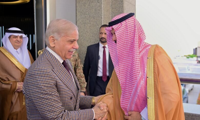 وزیرِ اعظم اور آرمی چیف جدہ پہنچ گئے، مشرقِ وسطیٰ کی کشیدہ صورتحال میں پاکستان کا اہم سفارتی کردار