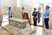 یومِ پاکستان: پاک فضائیہ کے دستے نے مزارِ اقبال پر گارڈز کی ذمہ داریاں سنبھال لیں
