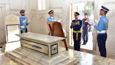 یومِ پاکستان: پاک فضائیہ کے دستے نے مزارِ اقبال پر گارڈز کی ذمہ داریاں سنبھال لیں