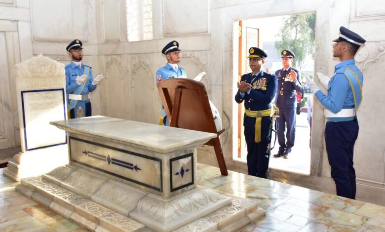 یومِ پاکستان: پاک فضائیہ کے دستے نے مزارِ اقبال پر گارڈز کی ذمہ داریاں سنبھال لیں