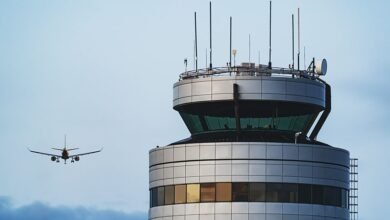 شدید موسم اور علاقائی کشیدگی کے باعث درجنوں پروازیں خطرے سے دوچار، پاکستانی ایئر ٹریفک کنٹرولرز کی بروقت کارروائی نے ممکنہ سانحہ ٹال دیا