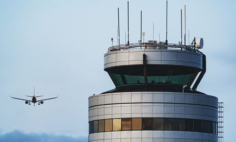 شدید موسم اور علاقائی کشیدگی کے باعث درجنوں پروازیں خطرے سے دوچار، پاکستانی ایئر ٹریفک کنٹرولرز کی بروقت کارروائی نے ممکنہ سانحہ ٹال دیا