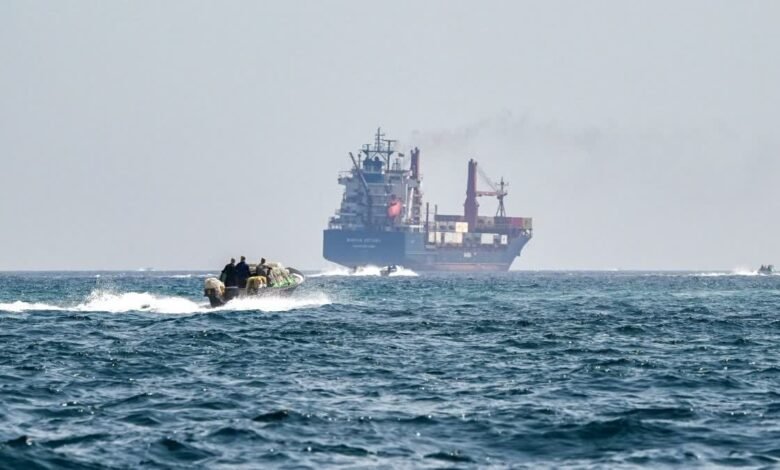 امریکہ نے ہرمز کی ناکہ بندی شروع کردی، ٹرمپ نے کہا کہ ناکہ بندی کے قریب آنے والے کسی بھی بحری جہاز کو تباہ کردیا جائے گا