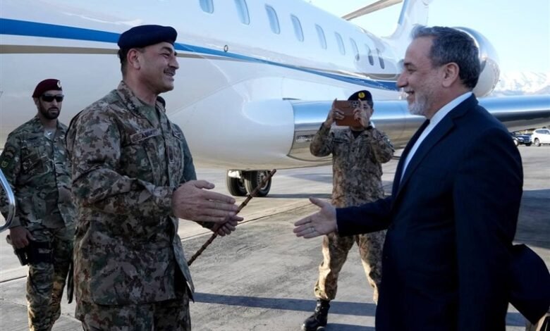 جنرل عاصم منیر کی تہران آمد، ایرانی وزیر خارجہ عراقچی کا استقبال، اہم سفارتی مشاورت متوقع