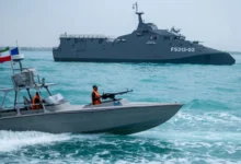 آبنائے ہرمز میں کشیدگی میں اضافہ: ایران کی “مچھر بیڑے” کی دھمکی، امریکا کے ساتھ سمندری محاذ آرائی کا خدشہ