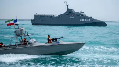 آبنائے ہرمز میں کشیدگی میں اضافہ: ایران کی “مچھر بیڑے” کی دھمکی، امریکا کے ساتھ سمندری محاذ آرائی کا خدشہ