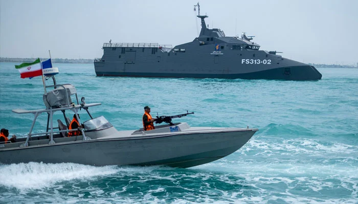 آبنائے ہرمز میں کشیدگی میں اضافہ: ایران کی “مچھر بیڑے” کی دھمکی، امریکا کے ساتھ سمندری محاذ آرائی کا خدشہ