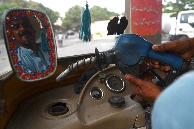 پاکستان میں پیٹرولیم مصنوعات کی قیمتوں میں اضافے کے باوجود طلب میں اضافہ