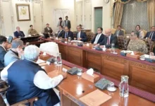 وزیر اعظم آفس کی جانب سے جاری کردہ اعلامیے کے مطابق ملک بھر میں بازار، مارکیٹیں، شاپنگ مالز، روزمرہ استعمال کی اشیا کی دکانیں اور ڈیپارٹمنٹل اسٹورز رات آٹھ بجے بند کر دیے جائیں گے