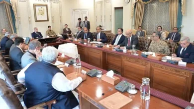 وزیر اعظم آفس کی جانب سے جاری کردہ اعلامیے کے مطابق ملک بھر میں بازار، مارکیٹیں، شاپنگ مالز، روزمرہ استعمال کی اشیا کی دکانیں اور ڈیپارٹمنٹل اسٹورز رات آٹھ بجے بند کر دیے جائیں گے