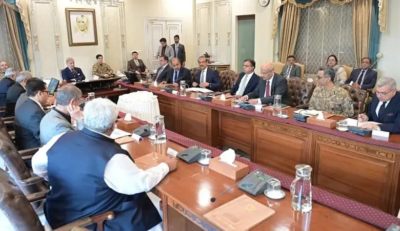 وزیر اعظم آفس کی جانب سے جاری کردہ اعلامیے کے مطابق ملک بھر میں بازار، مارکیٹیں، شاپنگ مالز، روزمرہ استعمال کی اشیا کی دکانیں اور ڈیپارٹمنٹل اسٹورز رات آٹھ بجے بند کر دیے جائیں گے