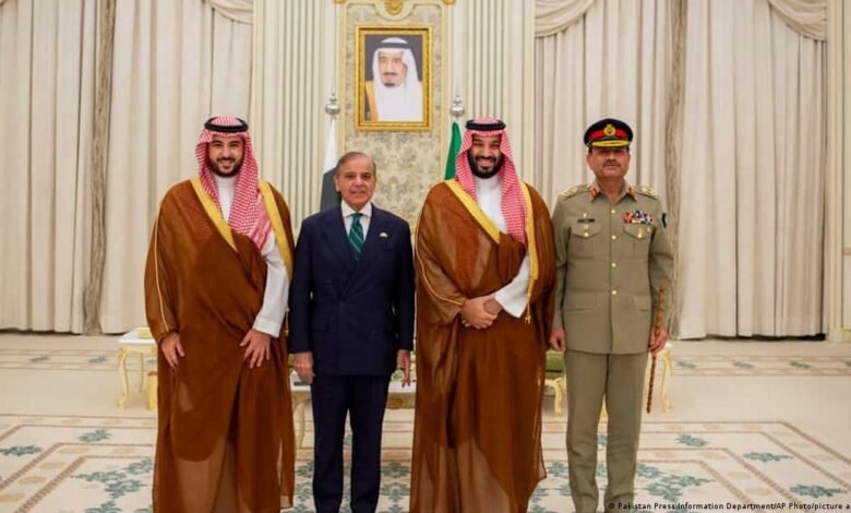 پاکستان کا سعودی عرب کو فوجی دستے بھیجنے کا فیصلہ، خطے میں نئی بحث چھڑ گئی